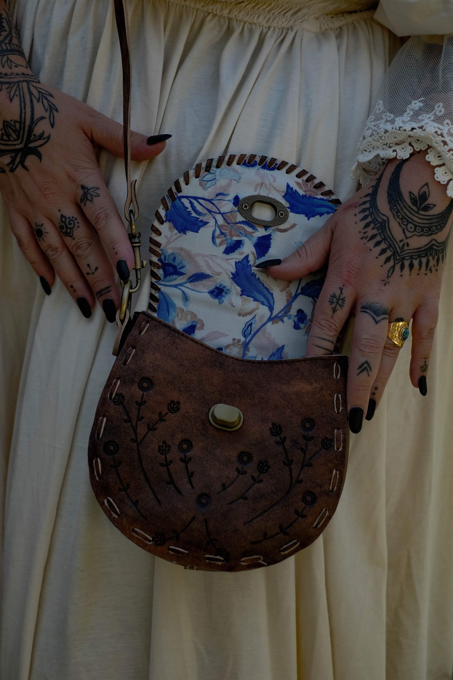 Daisy mini carved bag- vintage brown