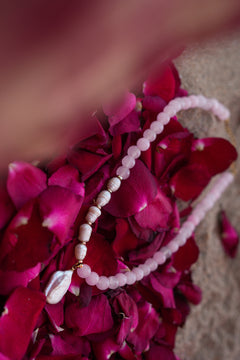 Discover the Love Spell Necklace in Rose Quartz, with blush natural stones, freshwater pearls, gold details and a baroque pearl pendant by Jinx the Label.